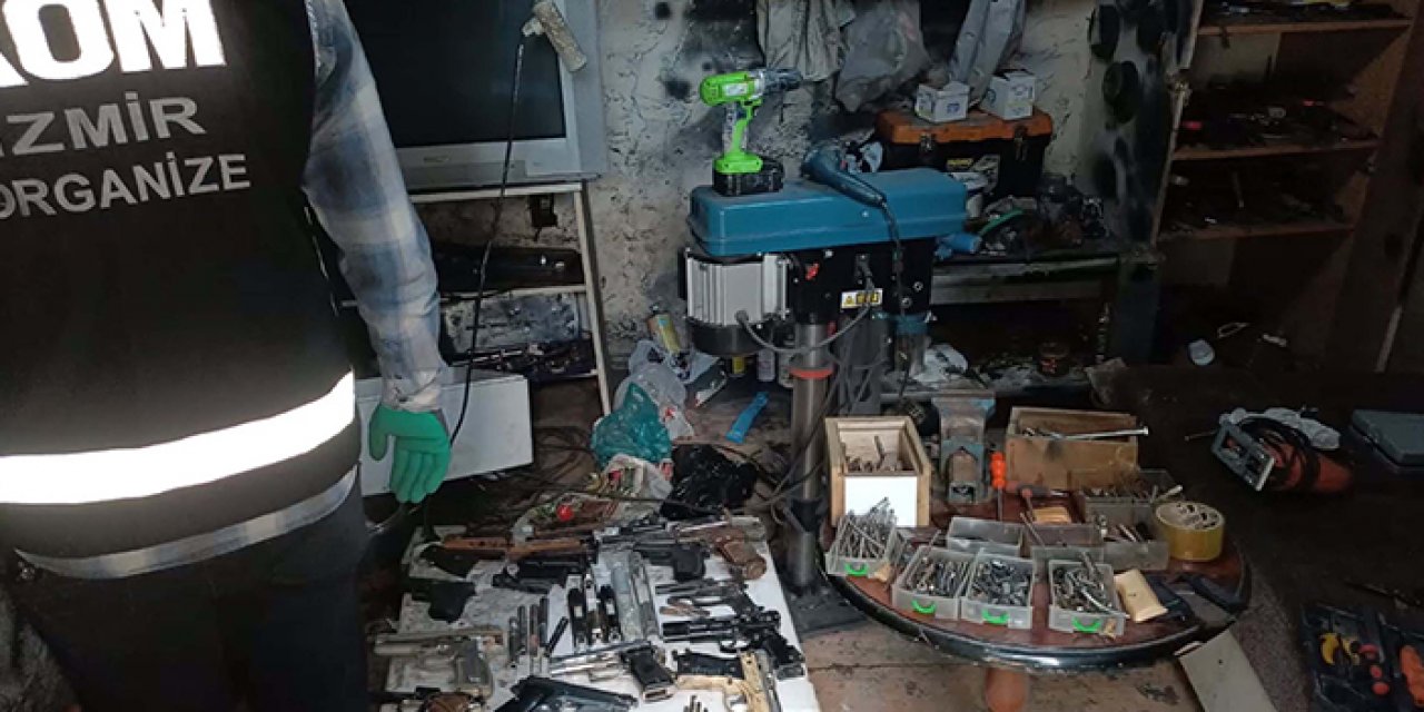 İzmir'de aile boyu silah ticareti: Oğlu ve gelini ile gözaltında