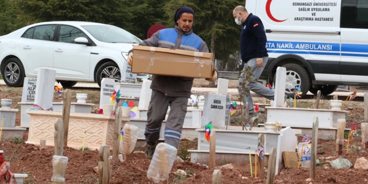 Çöpte bulunan bebek kimsesizler mezarlığına defnedildi