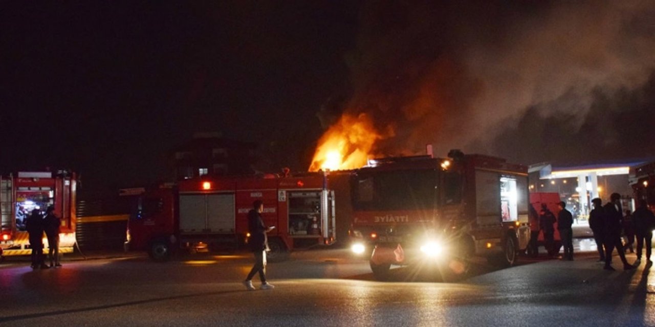 Manisa'da korkutan yangın: Tamirhane alevler içinde kaldı