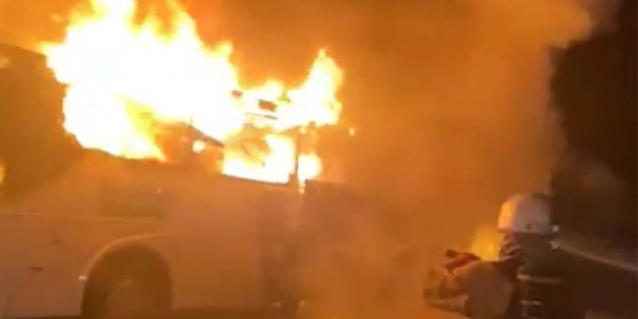 Seyir halindeki yolcu otobüsü alev alev yandı