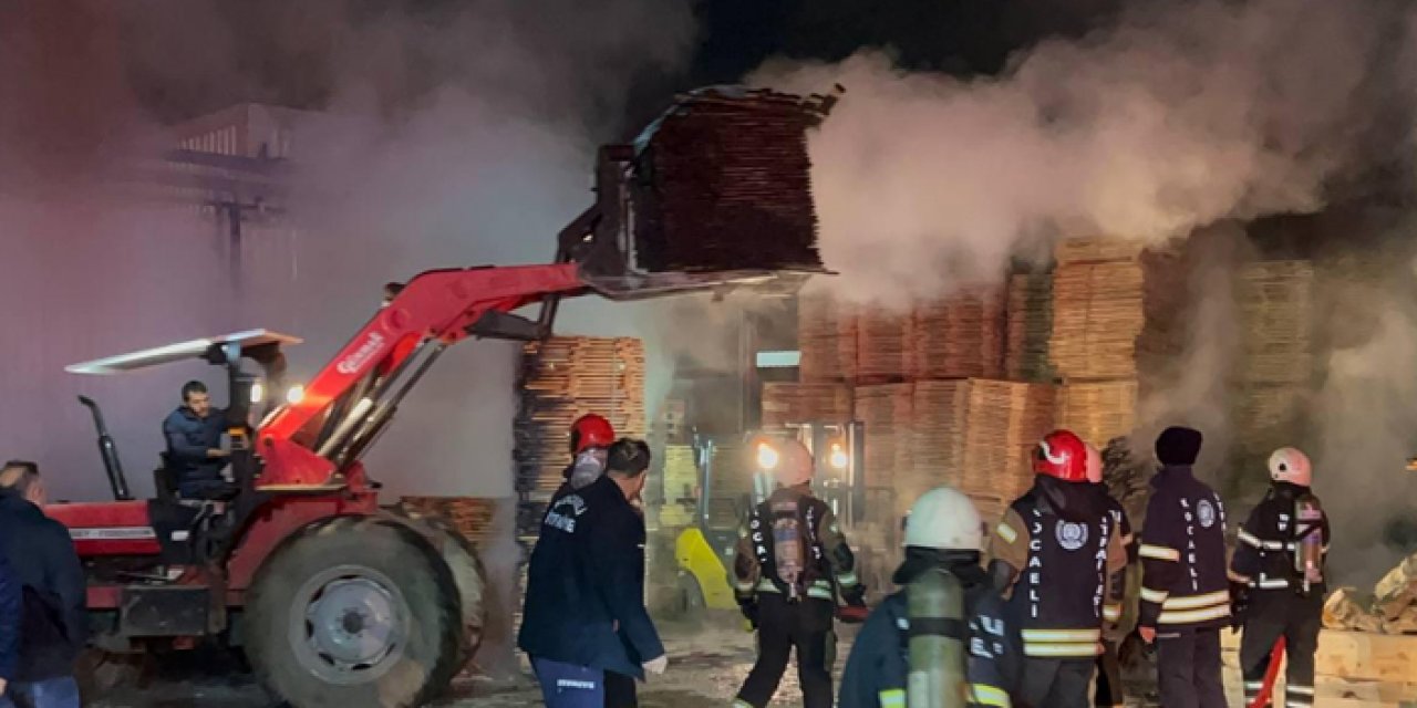 Fabrikada çıkan yangında paletler zarar gördü