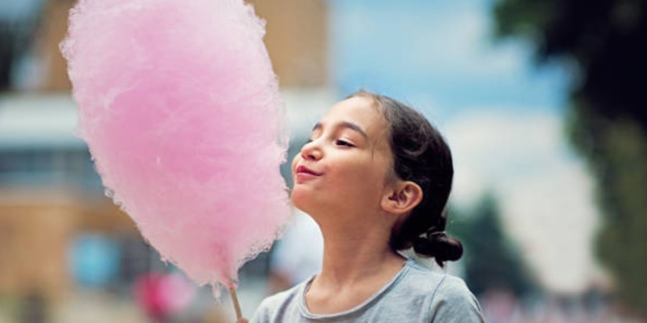Pamuk şeker yiyen öğrenciler hastanelik oldu