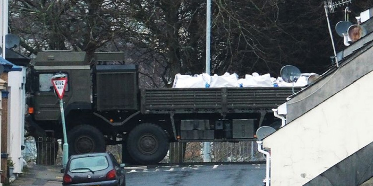 İngiltere'de bomba paniği: Tahliye edildiler