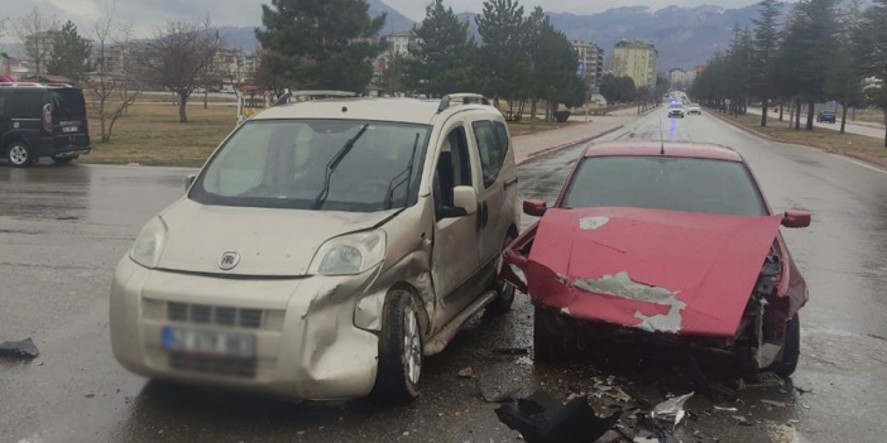 Konya'da trafik kazası: Kafa kafaya çarpıştılar