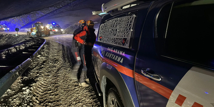 Van'da bir minibüsün üzerine çığ düştü: Çok sayıda yaralı