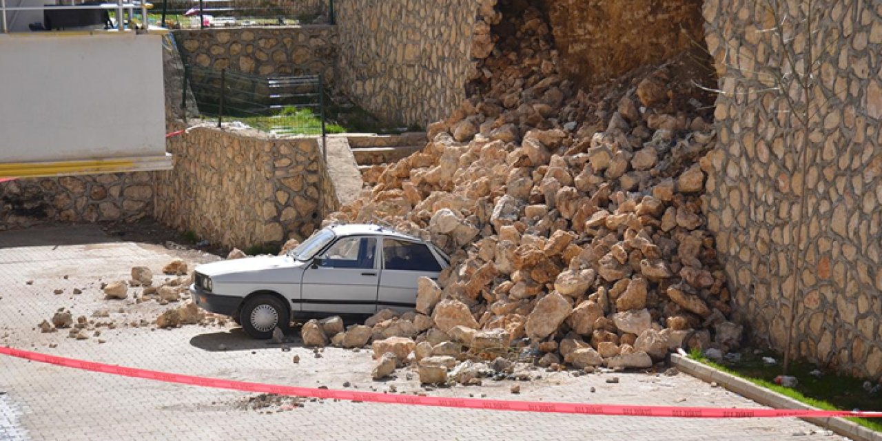 Otomobil tonlarca ağırlığın altında kaldı