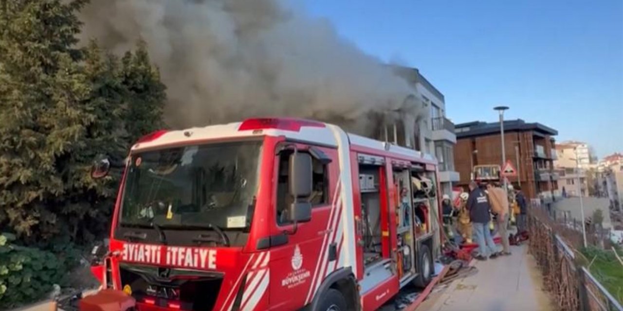 İstanbul'da iki katlı ahşap binada yangın!