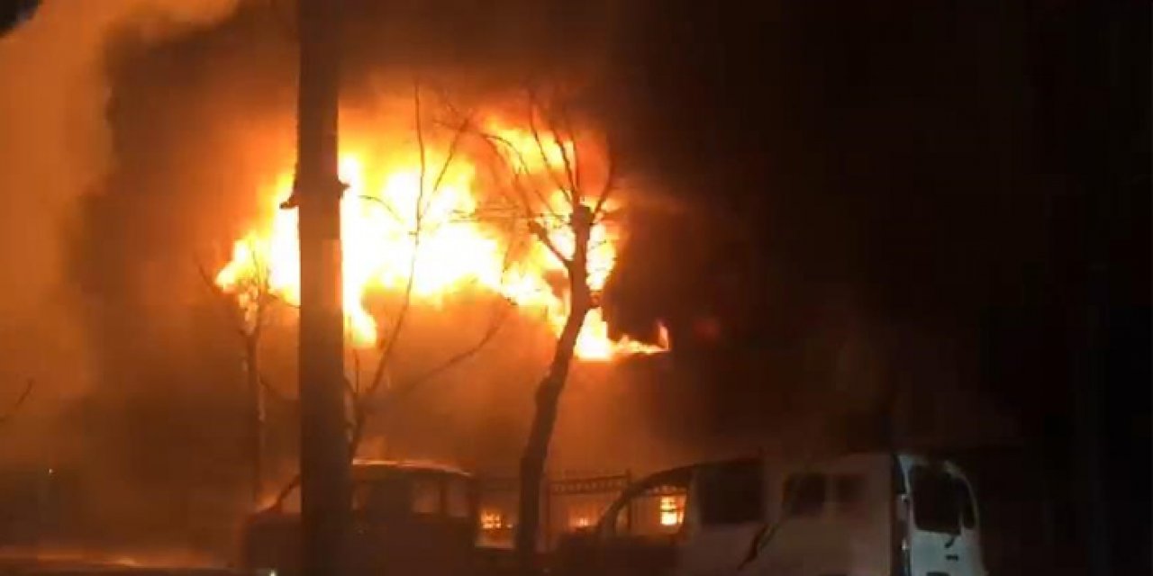 İstanbul'da tekstil fabrikasında çıkan yangına müdahale ediliyor