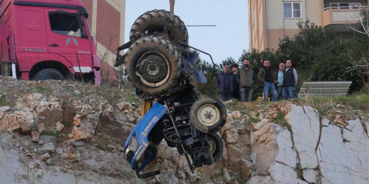 Devrilen traktörün sürücüsü feci şekilde can verdi