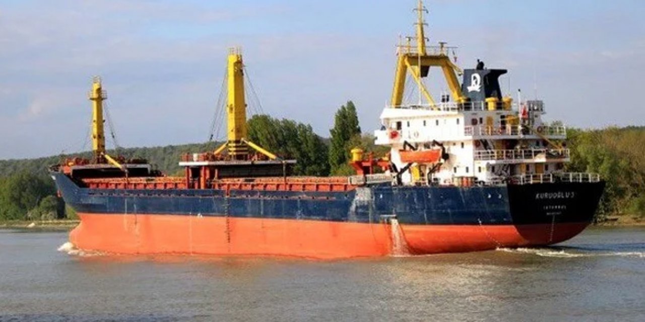 Limanda demirli Türk gemisi vuruldu