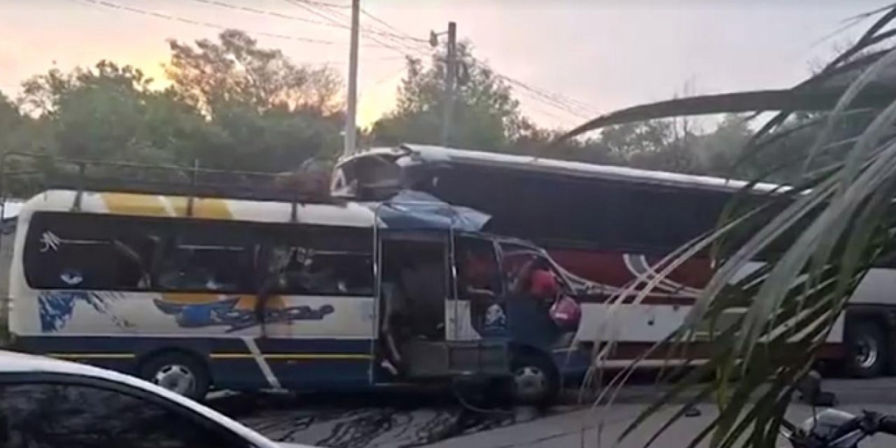 İki otobüs kafa kafaya çarpıştı: 19 ölü, 11 yaralı