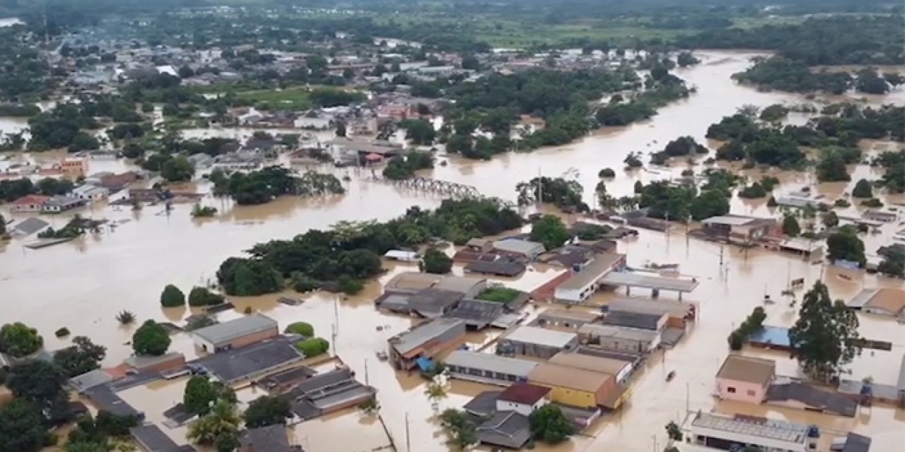 Şiddetli yağışlar 11 bin kişiyi yerinden etti