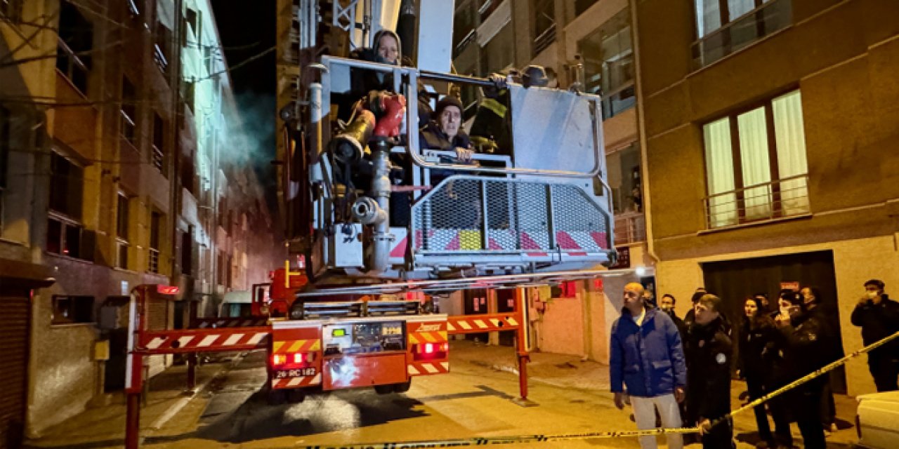 Apartman garajında yangın! 30 kişi dumandan etkilendi