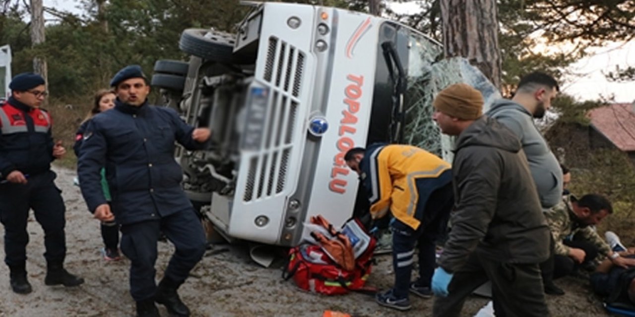Turist taşıyan minibüs devrildi: 14 kişi yaralandı