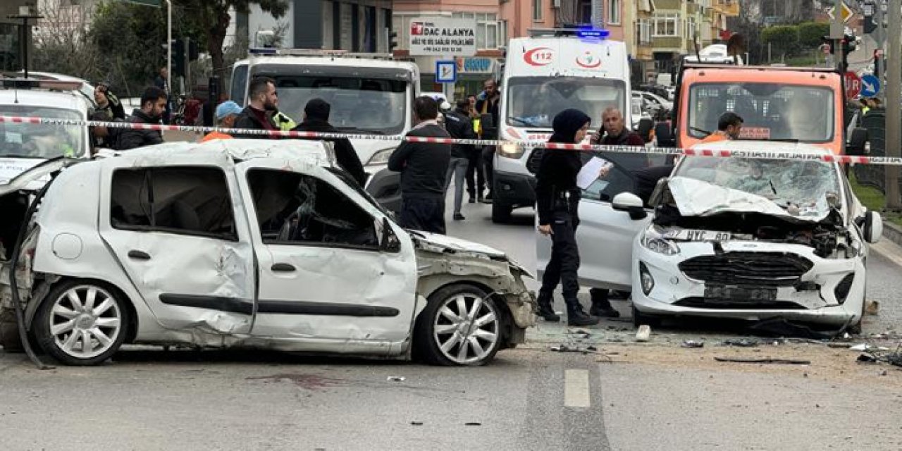Antalya'da 3 aracın karıştığı kazada 2 kişi hayatını kaybetti