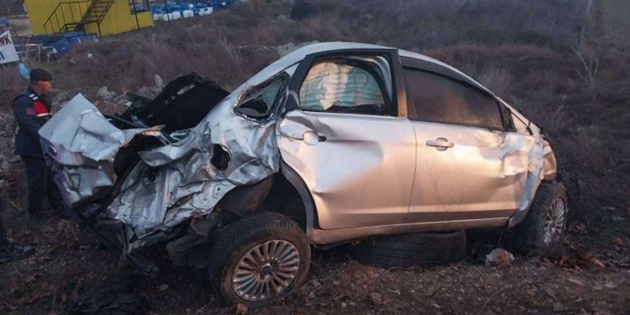 Isparta'da reklam panosuna çarpan otomobildeki 1 kişi öldü