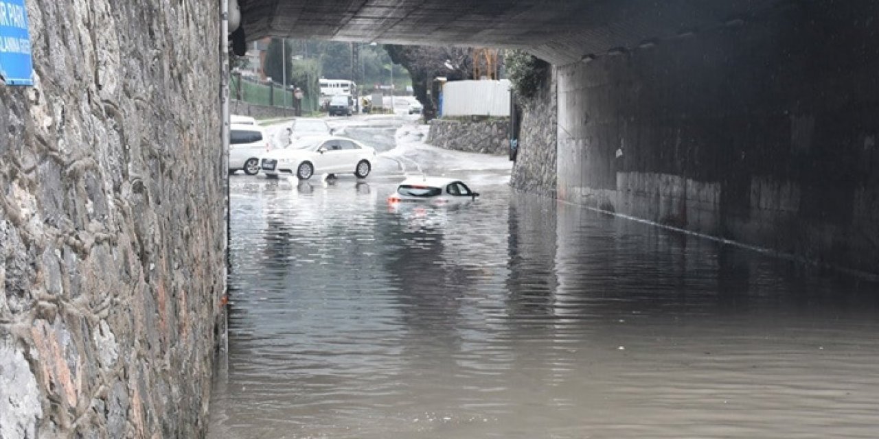 Yağmur İzmir'e yaramadı: Yollar göle döndü