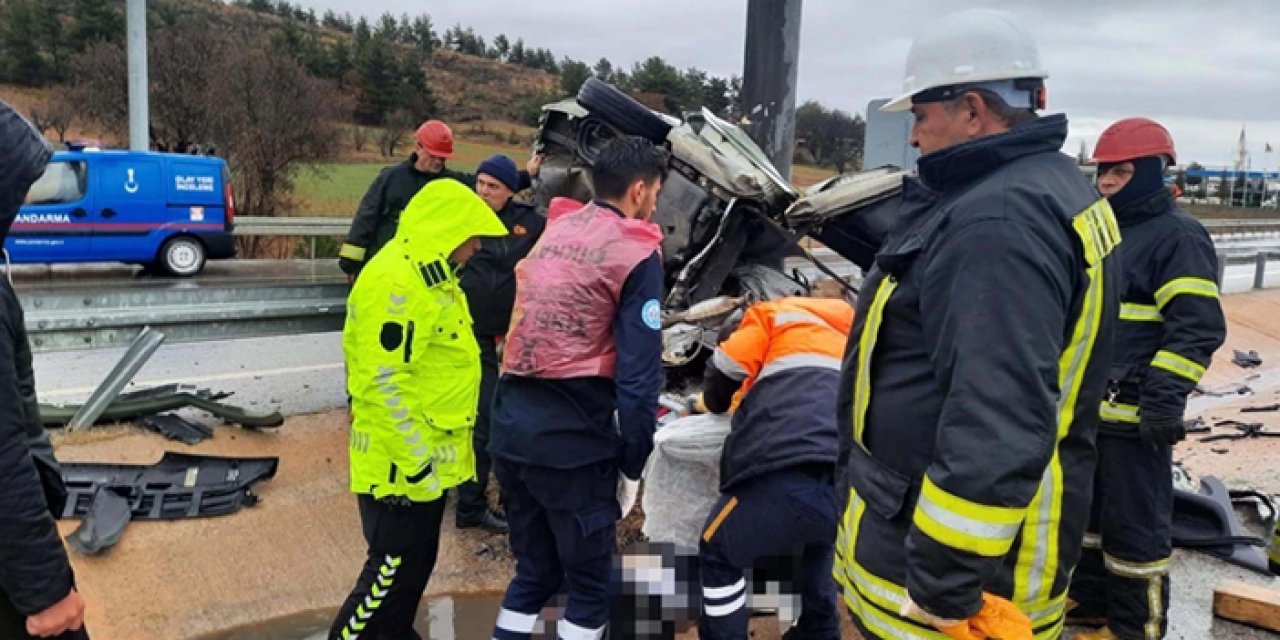 Aracıyla elektrik direğine çarpan 22 yaşındaki genç yaşamını yitirdi