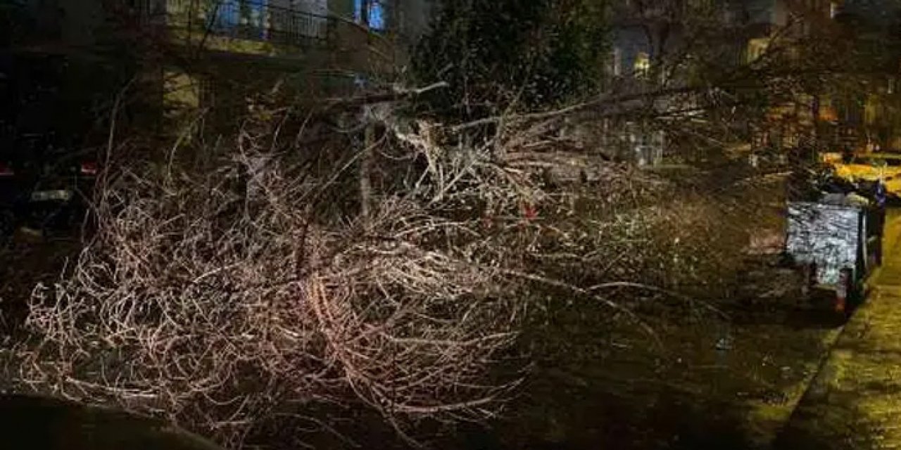 Ankara'da şiddetli fırtına: O yol trafiğe kapandı