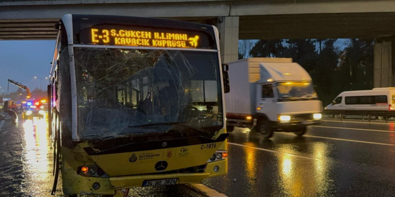 Halk otobüsü ile kamyon çarpıştı