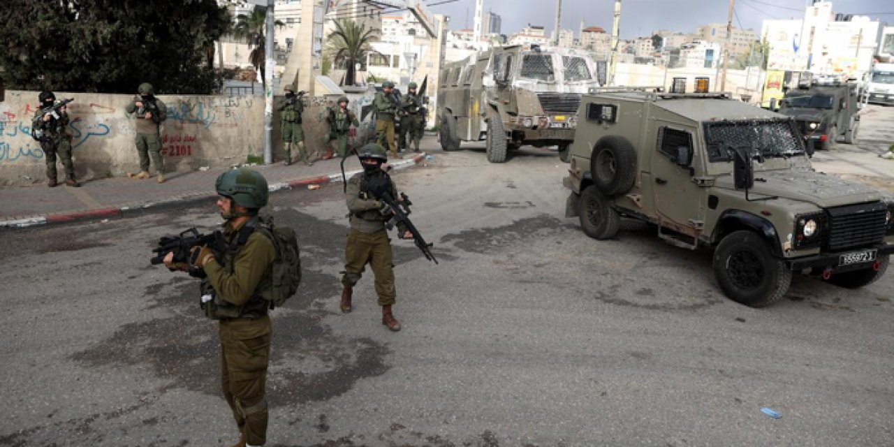Gözü dönmüş İsrail Gazze’de ambulansa saldırdı