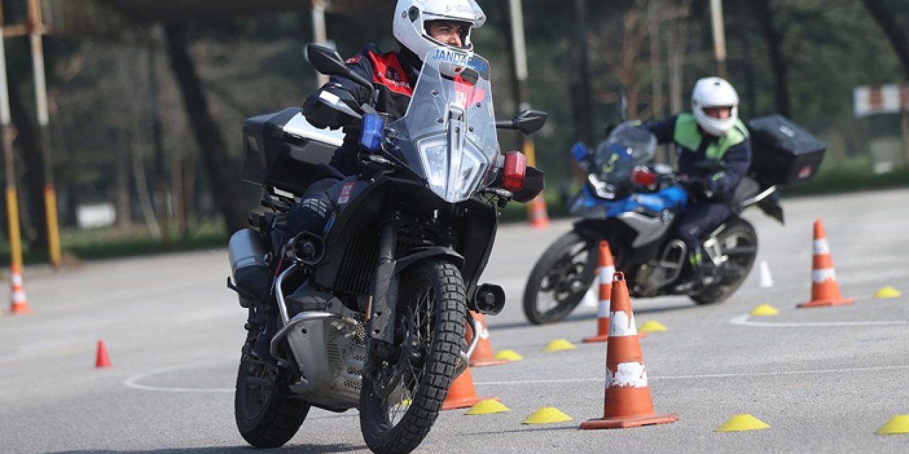 Jandarmanın motosikletli takımı eğitimlerine devam ediyor