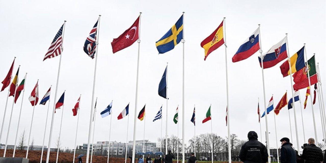 NATO genişledi: İsveç bayrağı göndere çekildi