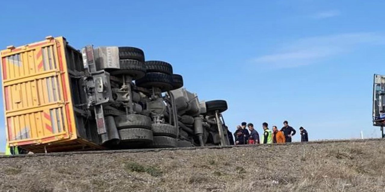 Konya'da feci anlar: Hafriyat kamyonu devrildi