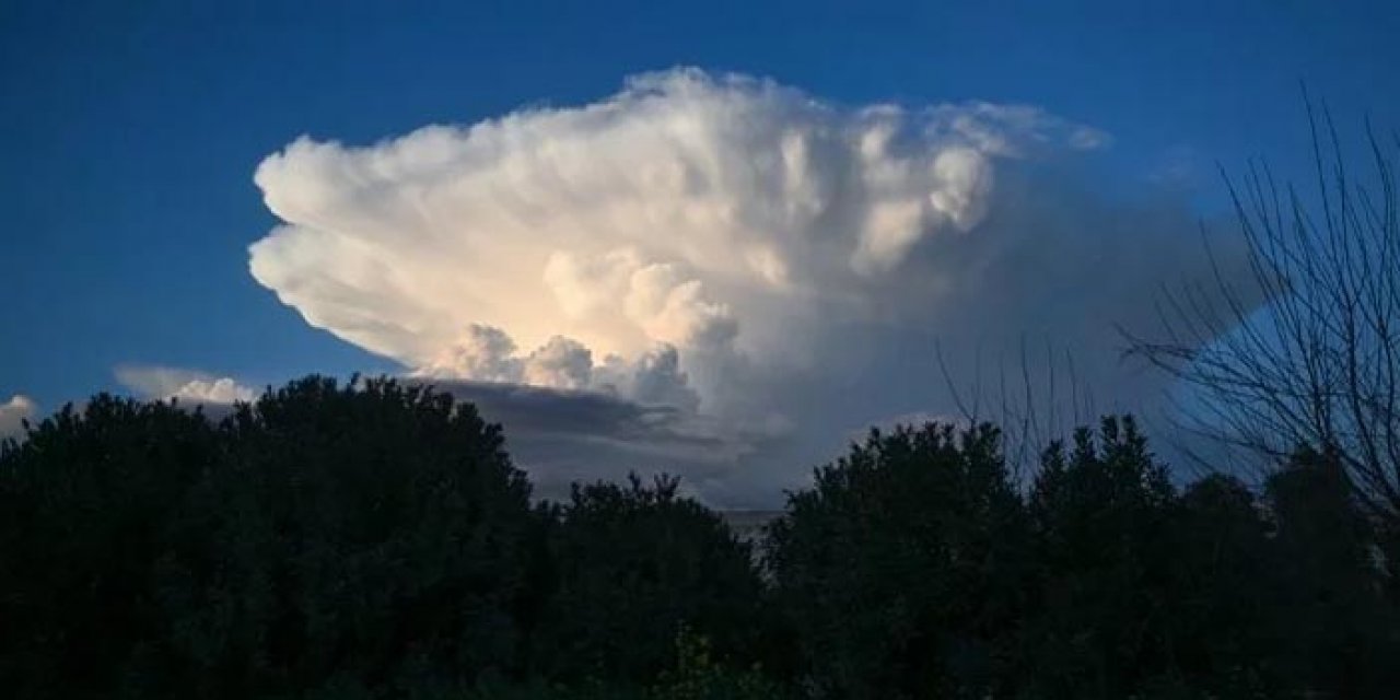 İzmir'in o ilçesinde görsel şölen: Kümülonimbus bulutları görüldü!