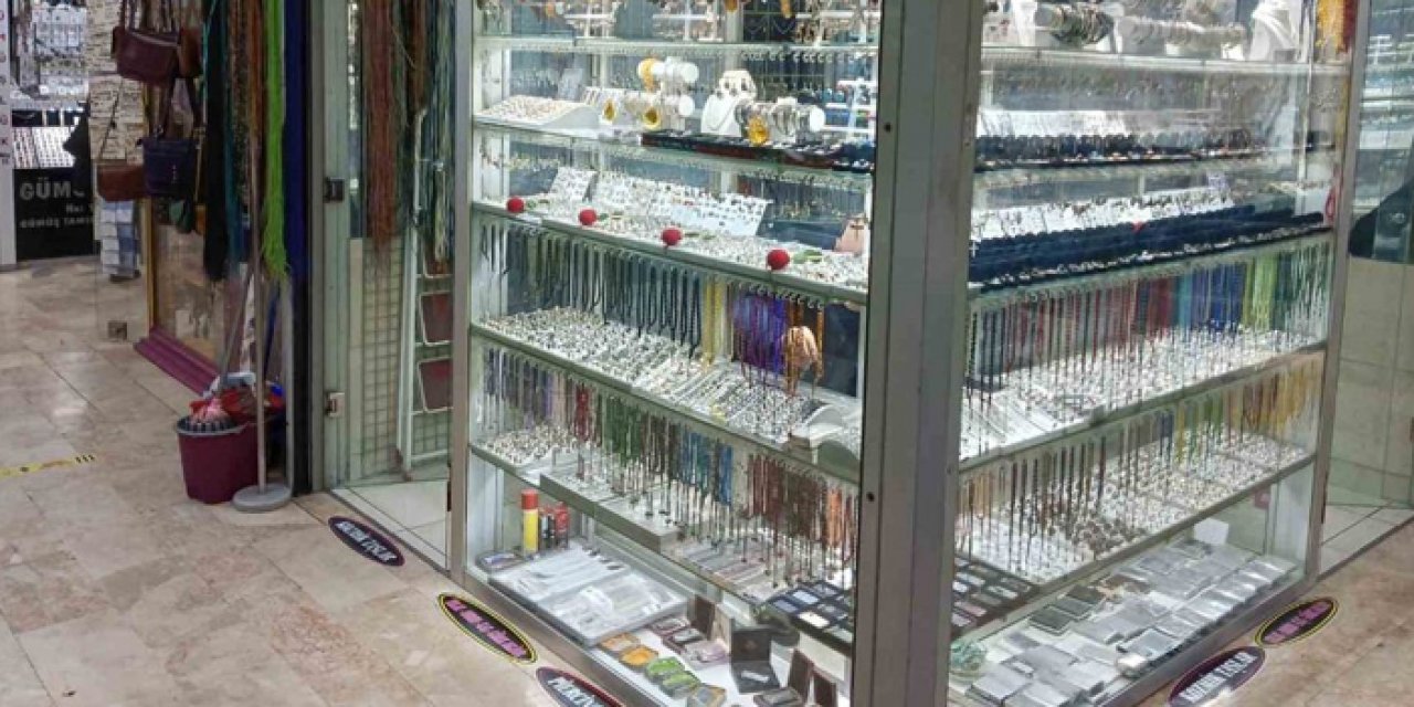 Ankara'da takı hırsızları kameraya takıldı