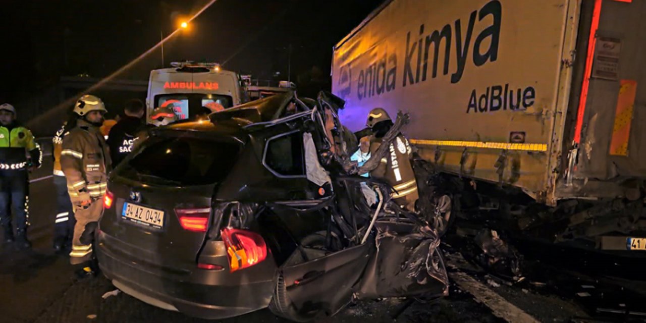 İstanbul'da feci kaza! Kontrolden çıkan cip kamyona çarptı