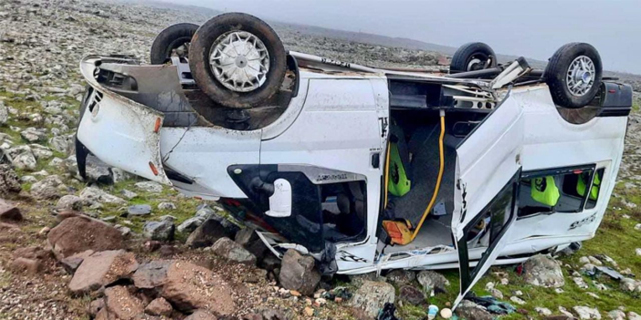 Servis minibüsü devrildi: Çok sayıda öğrenci yaralı