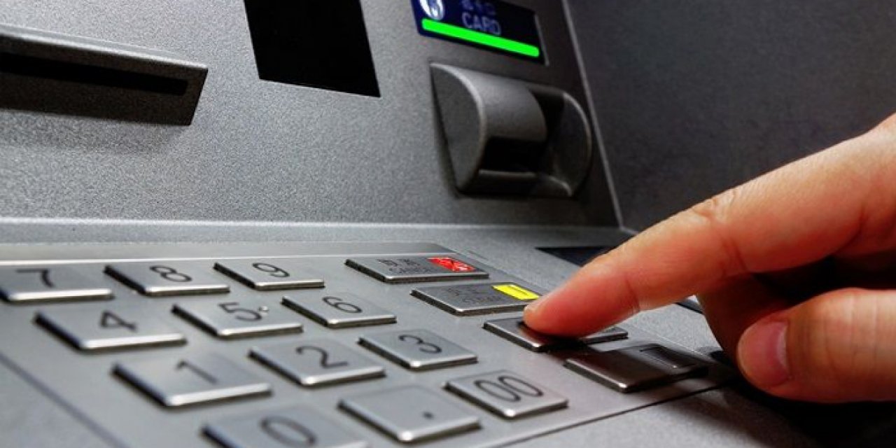 ATM’deki arıza pahalıya patladı: Öğrenciler tüm parayı hortumladı!