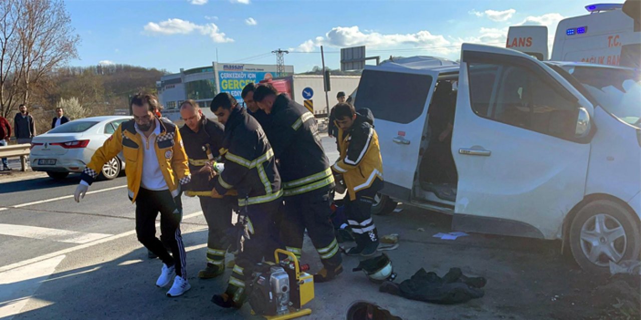 TIR ışıkta bekleyen minibüse çarptı! Çok sayıda yaralı