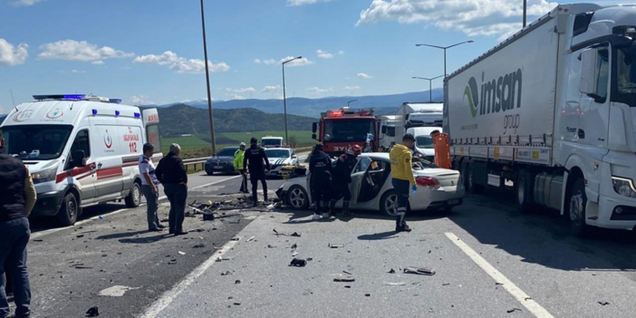 Gaziantep'te feci kaza: Otomobil tıra çarptı!