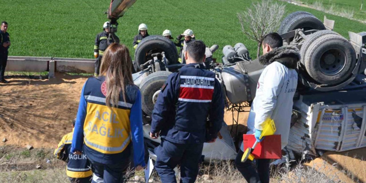 Konya'da feci kaza: Tır şarampole devrildi