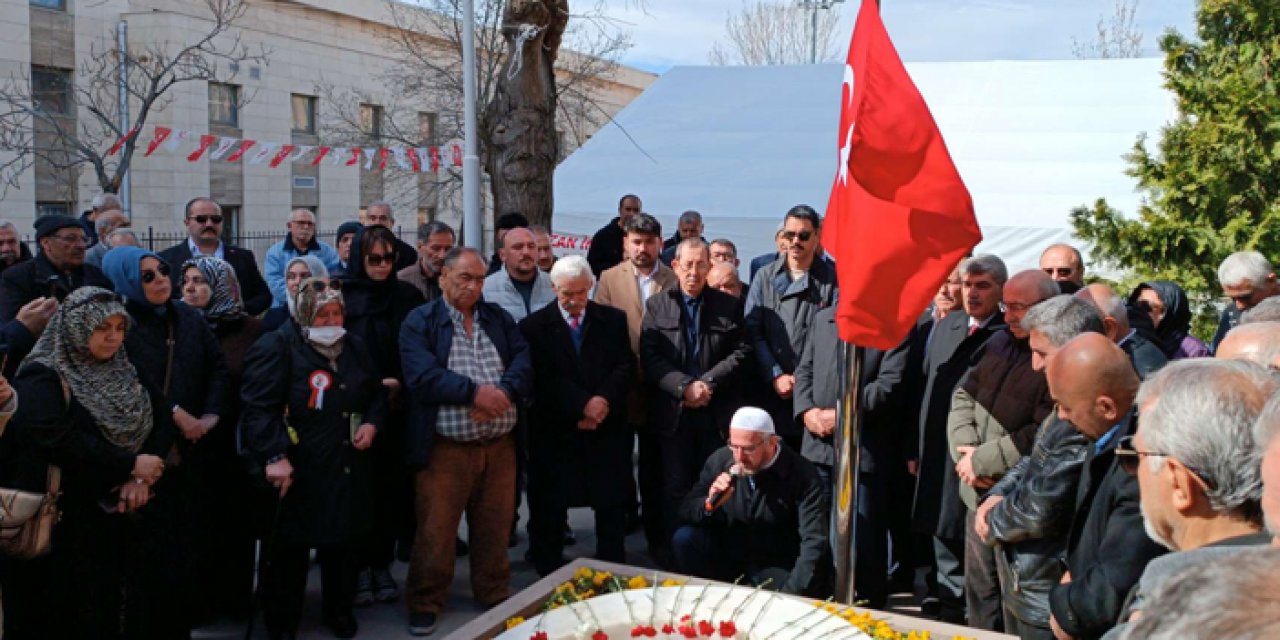 Muhsin Yazıcıoğlu Taceddin Dergahı'ndaki mezarı başında anıldı