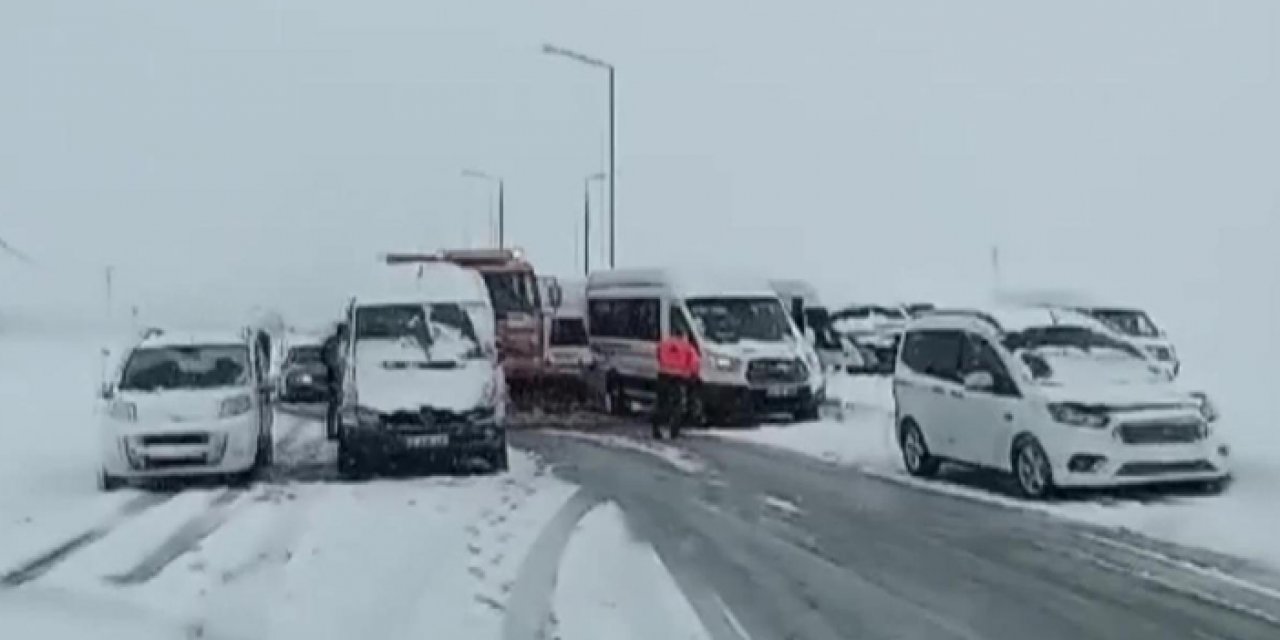 Feci zincirleme kaza: 10 araç birbirine girdi