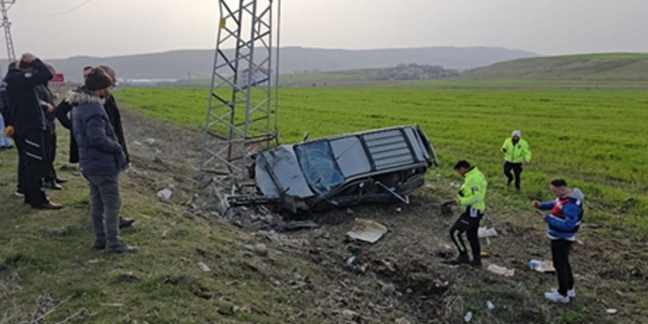 Lastiği patlayan otomobil direğe çarptı: 5 yaralı