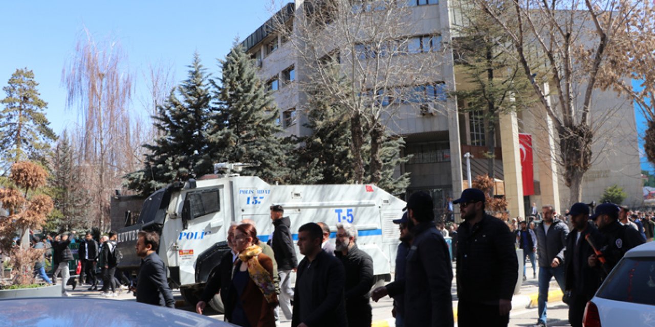 Van'da Zeydan kararını protesto eden vatandaşlara polis müdahalesi!