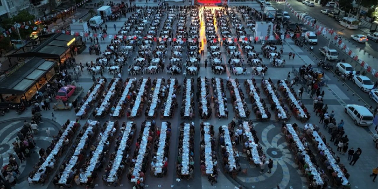 Manisa’da tarihi iftar yemeği: Seçim sonrası Büyükşehir'in iftar sofrası doldu taştı