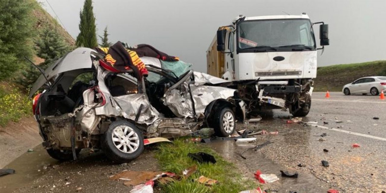 Adıyaman'da otomobil ile kamyon çarpıştı: 2 kişi hayatını kaybetti