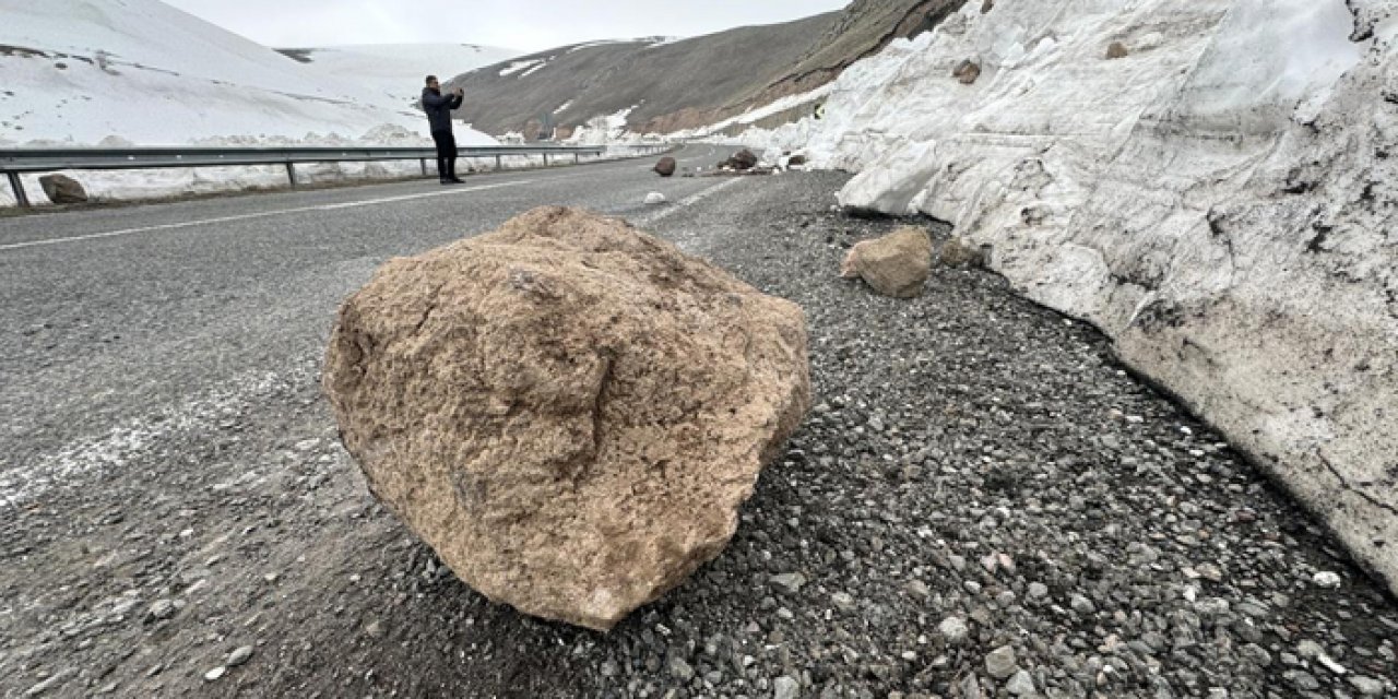 Eriyen kar yola kaya düşmesine neden oldu