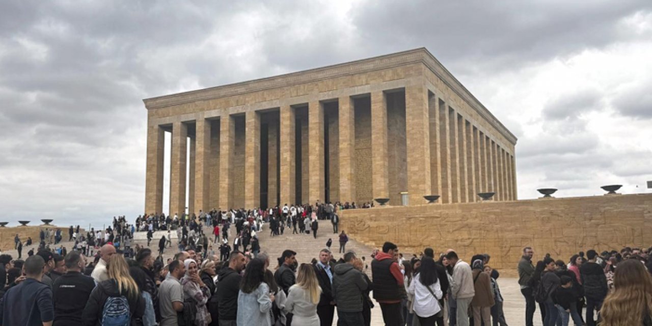 Anıtkabir’de bayram kalabalığı: Her yerden insan geldi