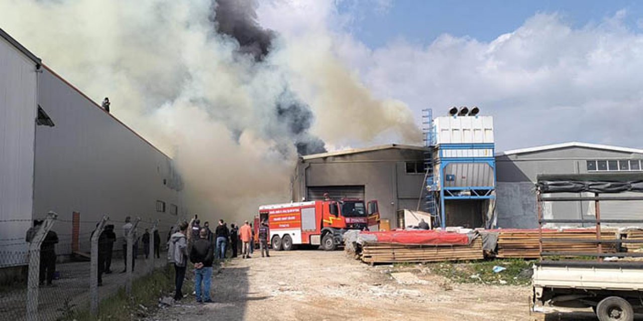 Bursa'da korkutan yangın! Mobilya fabrikası tutuştu