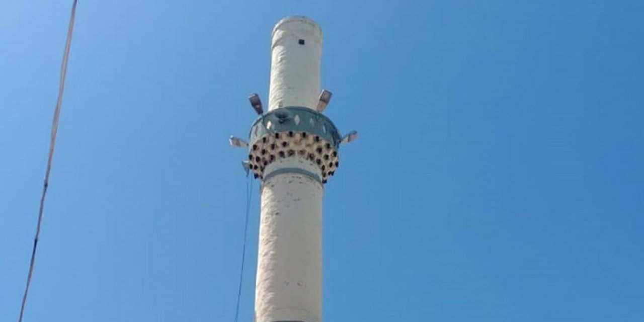 Antalya'da fırtına: Minarenin külahı koptu