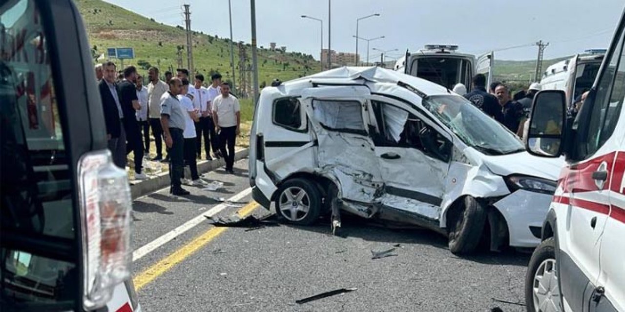 Mardin'de iki araç birbirine girdi: 11 yaralı