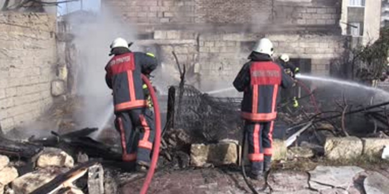 Mersin'de yangın: Eşyalar küle döndü