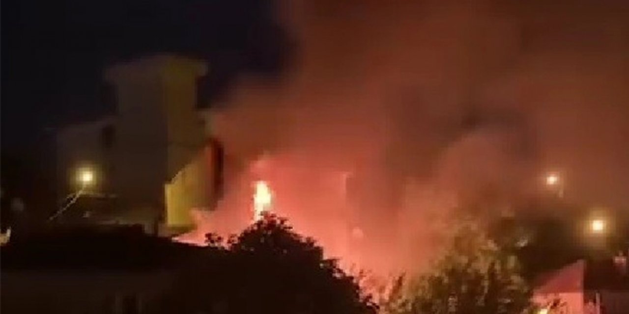 Karabük'te 2 katlı evde yangın çıktı! Alevler geceyi aydınlattı