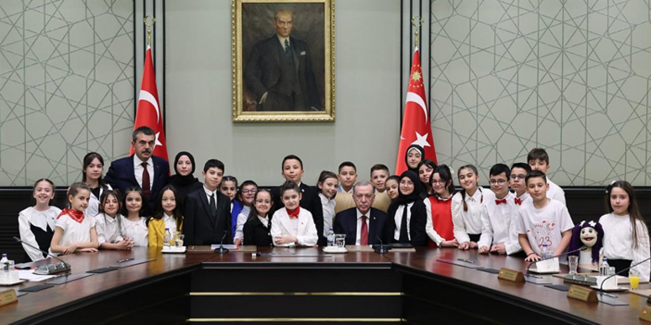 Erdoğan çocuklarla bir araya geldi: Hatıra fotoğrafı çektirildi